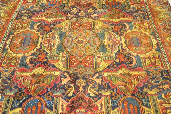 Tappeto persiano KASHMA firmato, campo a reperti archeologici con anfora, vaso, uccelli  animali, fondo blu, bordura a motivo naturalistico multicolore, di vecchia manifattura, colori vegetali naturali, cm 380x290