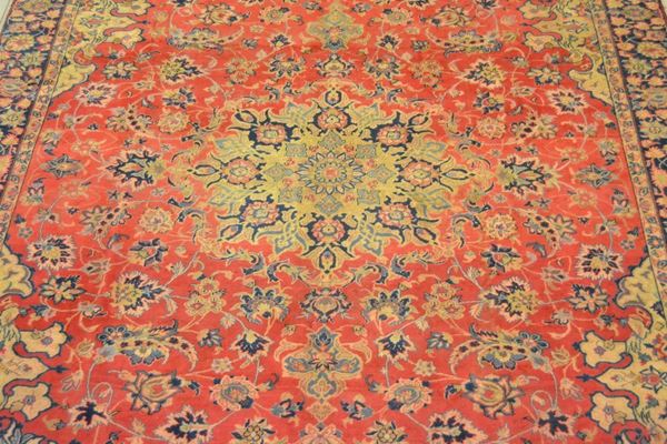 Tappeto persiano ISFAHAN, di vecchia manifattura, fondo rosso mattone a motivo floreale, con medaglione centrale e bordura beige e blu, cm 385x245