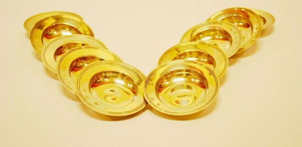 Dieci posacenere, Londra, 1960,1964,1967,1971, in argento, di forma circolare con bordi rigati, diam. cm 8, g 445 (10)