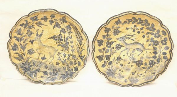 Due piatti, sec. XX, in maiolica decorata a cervi e fiori, manifattura Giotto Monte San Savino, diam. cm 43 (2)