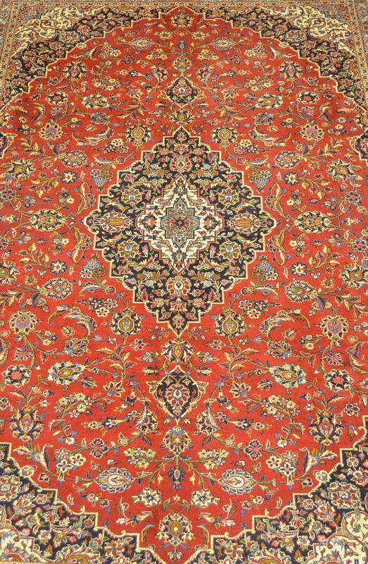 Tappeto persiano KEISHAN firmato extra fine in lana kork, fondo rosso, campo a motivo floreale multicolore, con medaglione centrale e bordura blu, azzurra e beige, cm 405x290