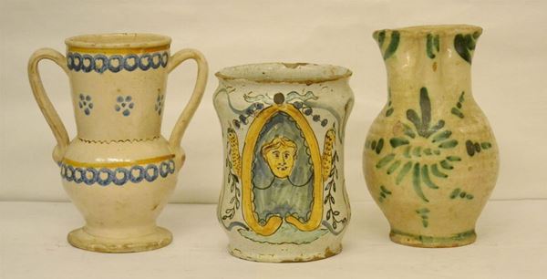 Un albarello e due brocche, Italia meridionale, sec. XIX, in maiolica decorata, difetti e mancanze (3)