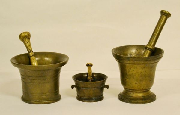 Tre mortai, sec. XVIII, in bronzo, completi di pestello (3)