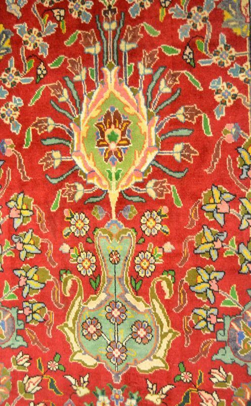 Tappeto persiano TABRIZ, fondo rosso a motivo floreale con vasi di fiori multicolore, bordura blu e beige, cm 580x97