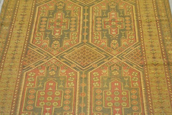 Tappeto SUMACK del 1925, fondo nero pallido, campo a motivo geometrico e fiori stilizzati, con cinque medaglioni color rosso mattone, bordura a motivo geometrico multicolore, cm 215x160