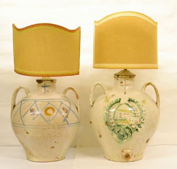 Due vasi, Italia meridionale, sec. XIX, a due manici, in maiolica policroma decorata, completi di applicazione elettrica e paralumi, difetti (2)