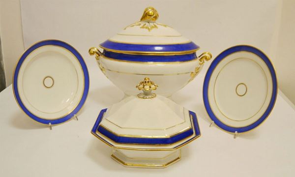 Servito di piatti, sec. XIX, in ceramica con filo blu-oro, composto da trentasei piatti piani, dodici piatti fondi, due zuppiere e quattro vassoi (54)