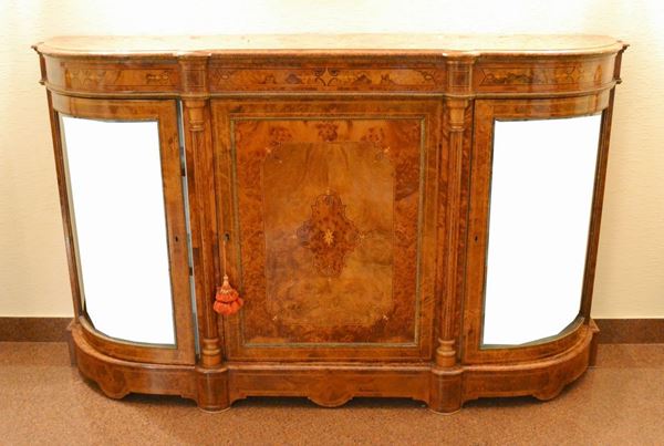 Credenza, Francia sec. XX, in radica di noce sagomata e intarsiata, a tre sportelli due dei quali in vetro, cm 175x42,5x109