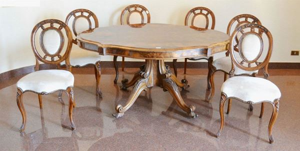 Tavolo, Francia sec. XX, in radica di noce, con piano a vela, sagomato, e sei sedie con spalliera sagomata, imbottite e ricoperte in velluto (7)