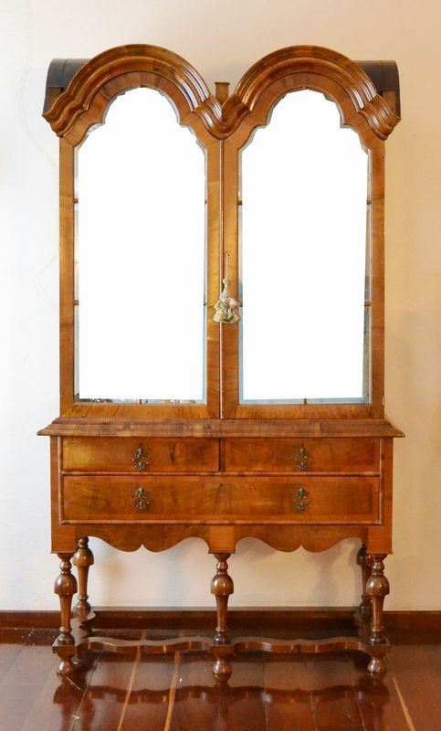 Vetrina a due corpi, Inghilterra sec. XX, in noce filettato, due sportelli con vetri, tre cassetti, gambe tornite, cm 124x52x215, un vetro rotto