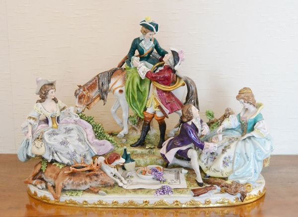 Gruppo, sec. XX, in porcellana, raffigurante PERSONAGGI E ANIMALI, cm 42x21x29