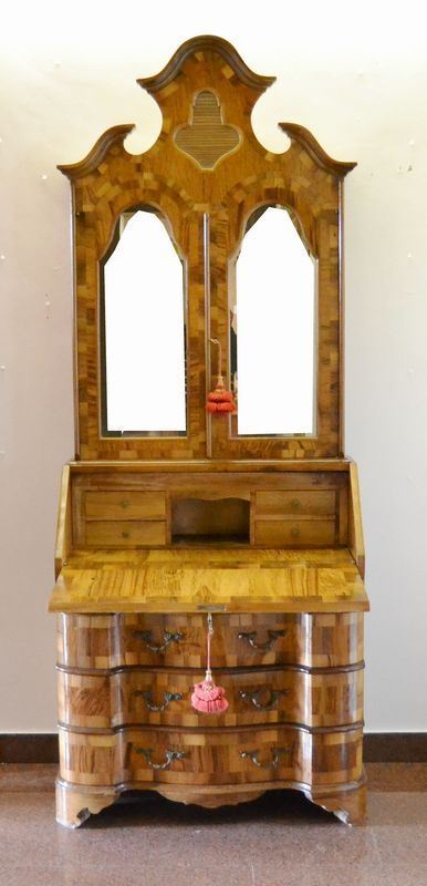 Trumeau, in stile '700, in radica di noce, a due corpi, tre cassetti, due sportelli con specchi, cm 86x46x220