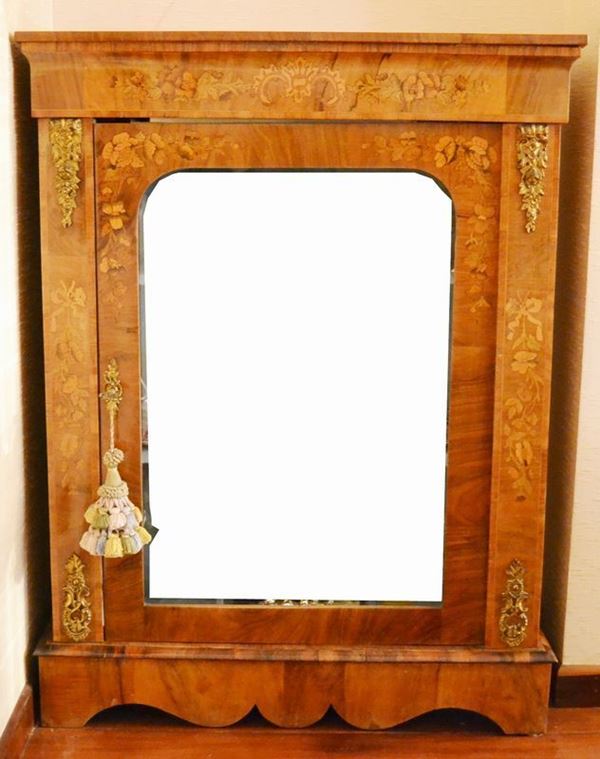 Credenza, Francia sec. XX, in noce filettato con rapporti in metallo dorato, uno sportello con vetro, cm 78x30x104