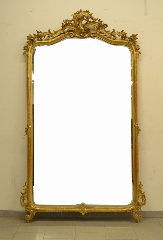 Grande specchiera, fine sec. XIX, con cornice e cimasa in legno intagliato e dorato, cm 135x230, restauri e mancanze