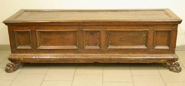 Cassapanca, Toscana sec. XVIII, in noce, con piano da alzarsi, piedi felini, cm 184x60x57