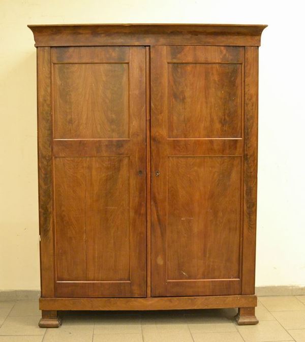Armadio, fine sec. XIX, in noce, a due sportelli, cm 48x145x188