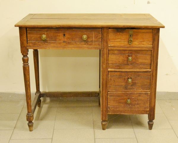 Scrivania, sec. XX, in legno, a cinque cassetti, piedi a cono, cm 57x100x80, difetti e mancanze