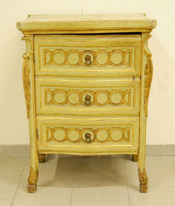 Credenza, Luigi XVI, in legno laccato e dorato, ad uno sportello, piano intarsiato e frontale sagomato, gambe con finali a zoccolo equino, cm 50x67x90, difetti