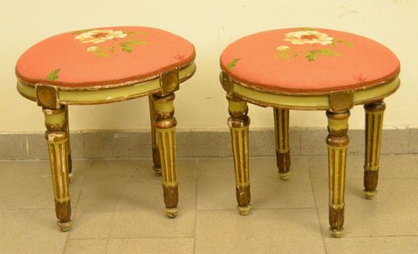 Due piccoli panchetti, Luigi XVI, in legno laccato, seduta imbottita e ricoperta in stoffa decorata a fiori, gambe scanalate, alt. cm 39, difetti (2)
