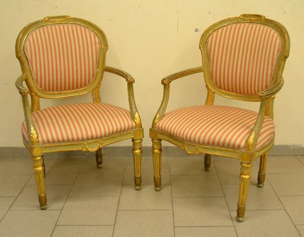 Due poltroncine, Luigi XVI, in legno laccato e dorato, seduta e schienale imbottiti e ricoperti in stoffa, gambe scanalate, difetti (2)