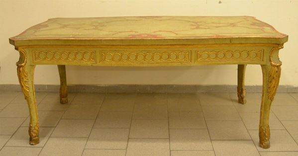 Tavolo, Luigi XVI, in legno laccato, piano intarsiato, frontali e laterali decorati a motivi geometrici color oro, gambe intagliate su piedi a zoccolo equino, completo di tre prolunghe, cm 179x89x79, piano di epoca posteriore