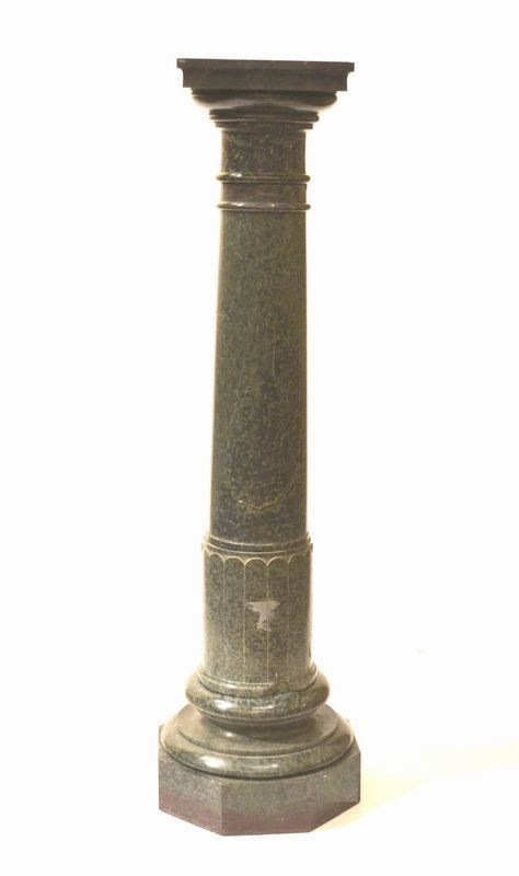Colonna portavaso, in marmo brecciato verde, fusto rastremato su base ottagonale, piano quadrato, alt. cm 115,5