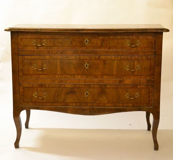 Cassettone, Toscana, metÃ  sec. XVIII, in noce ed olivo intarsiato a nastrino, piano sagomato con becco di civetta, un sottile cassetto nella fascia e due sottostanti, pendaglina  sagomata frontale e laterale, gambe sinuose su piedi a zoccolo stilizzato, cm 108x47x85, piccole mancanze