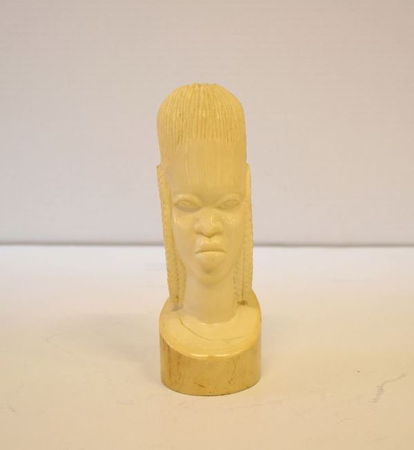 Intaglio, in avorio raffigurante volto femminile alt. cm 17,5