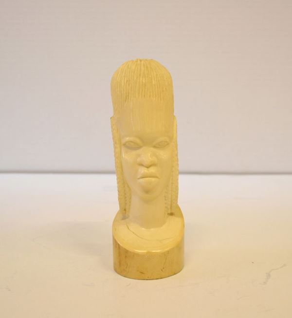 Intaglio, in avorio raffigurante volto femminile alt. cm 17,5