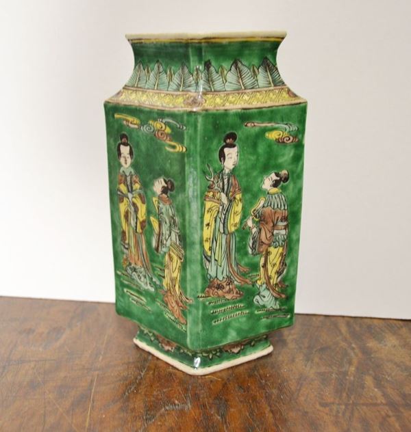 Vaso Cina sec. XIX - XX, in porcellana a fondo verde decorato con  personaggi, dalla forma romboidale appiattita, alt. cm 24 ca
