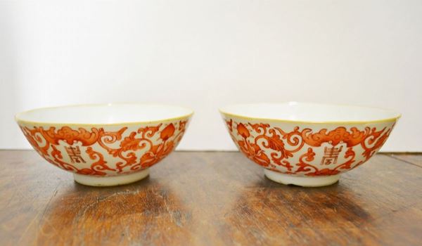 Coppia di coppette, Cina sec. XX, in porcellana, decorate con motivi floreali, diam. cm 13