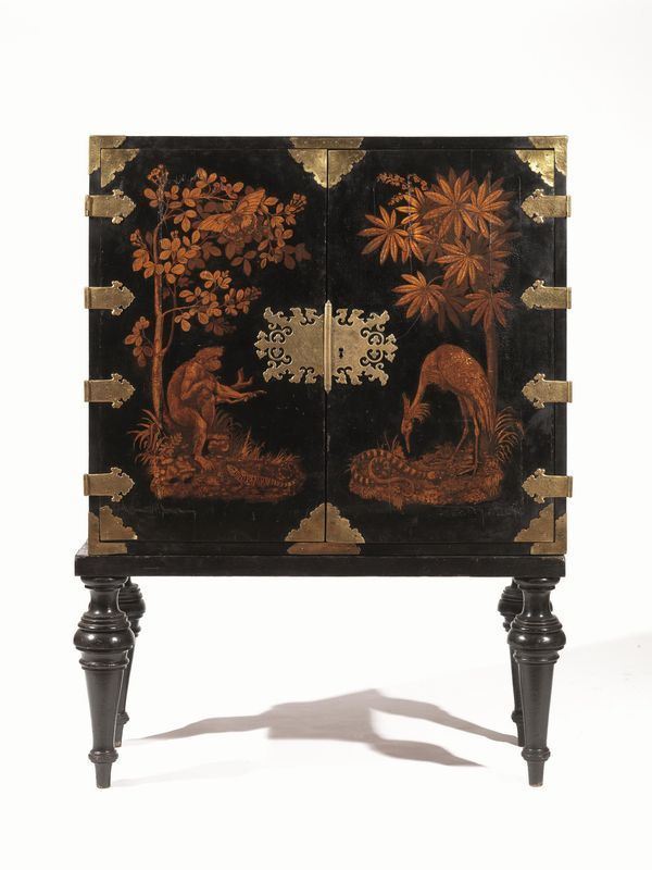 Mobile in legno laccato nero a due sportelli con applicazioni in metallo   dorato, decorato a cineserie cm 100x45x138h