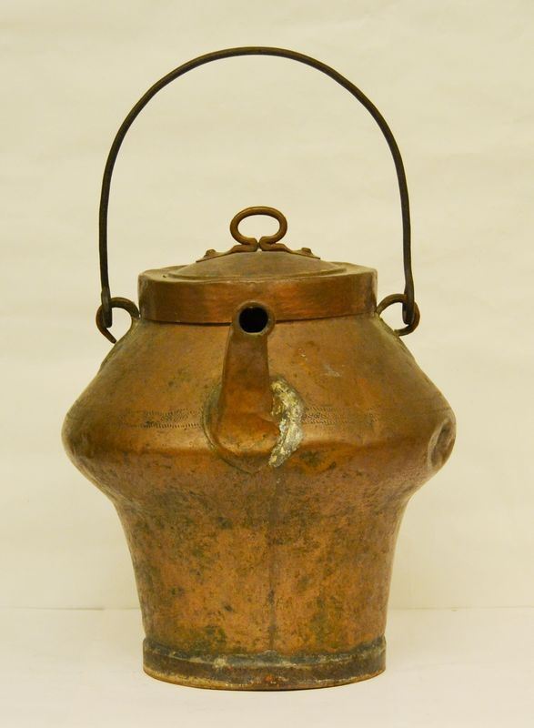 Brocca, sec. XVIII, in rame, con coperchio