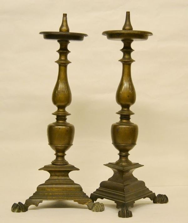 Due candelieri, sec. XVIII, in bronzo, con piedini a zampa di leone, difetti (2)