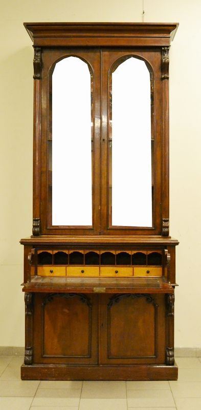 Mobile vetrina, Inghilterra sec. XIX, in mogano, quattro sportelli di cui due in vetro, un cassetto con scarabattolo, internamente quattro cassettini e vani a giorno, cm 112x56x256