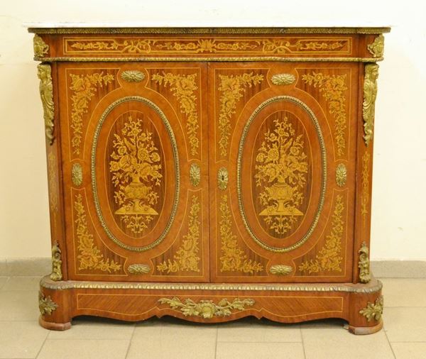 Credenza, stile Napoleone III, in noce intarsiato, con rapporti in metallo dorato, due sportelli, piano in marmo, cm 128x42x110