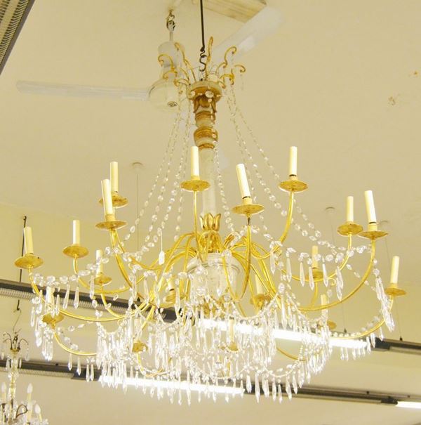 Lampadario, sec. XIX, fusto in legno laccato bianco-oro, diciotto luci e fili con gocce in vetro, cm 130x150