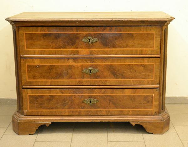 Cassettone, Emilia sec. XVIII, in listra e radica di noce, a tre cassetti, piano in massello, scantonato, cm 140x72x100, da restaurare