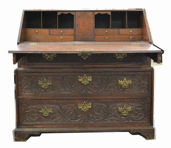 Mobile a ribalta, Inghilterra sec. XVIII, in rovere intagliato, a tre cassetti, internamente sei cassettini, vani a giorno e piccolo sportello, cm 113x54x106