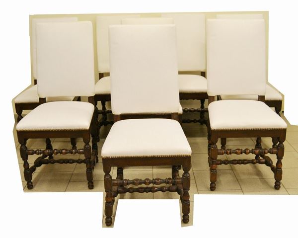 Otto sedie a rocchetto, stile sec. XVII, in noce, imbottite e ricoperte in stoffa bianca (8)