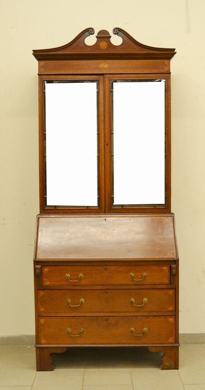 Mobile vetrina a due corpi, Inghilterra sec. XX, in rovere intarsiato, tre sportelli, due in vetro e uno a ribalta, tre cassetti, cm 93x44x220