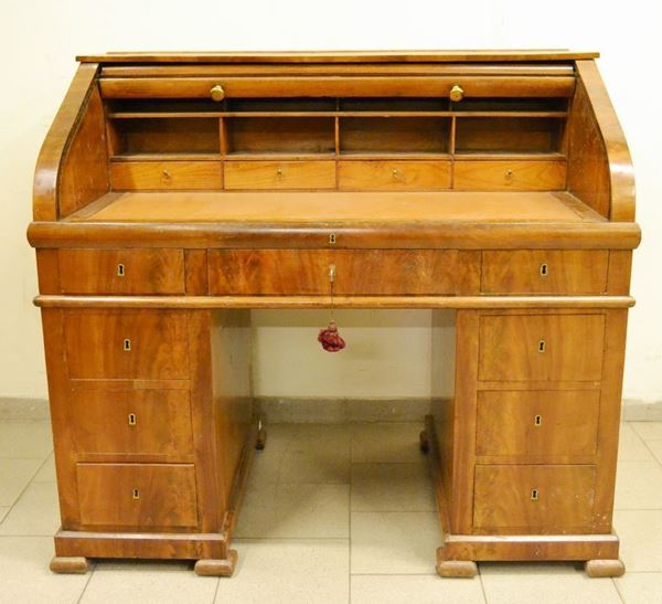 Scrivania a ribalta da centro, Toscana sec. XIX, in radica di noce, a nove cassetti e due sportelli, internamente quattro cassettini e vani a giorno, cm 128x74x116