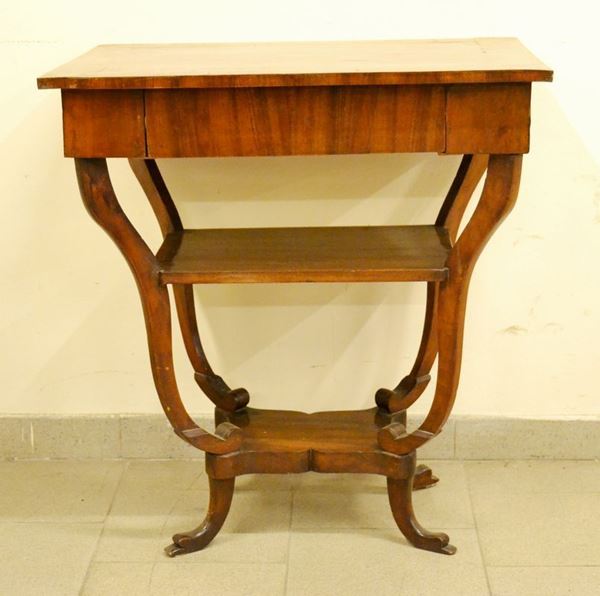 Tavolino, Toscana sec. XIX, in noce, sostegni sagomati, due sottopiani ed un cassetto, cm 71x53x75, difetti