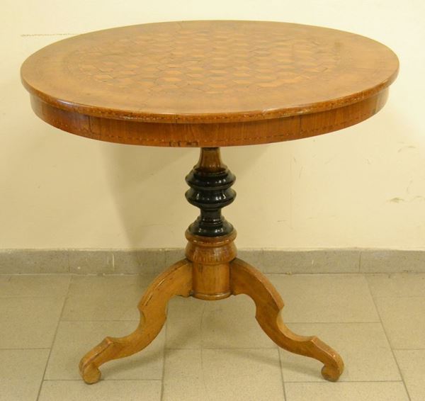Tavolino Sorrentino, sec. XIX, piano a scacchiera, fusto centrale tornito su tre piedi sagomati, cm 88x78