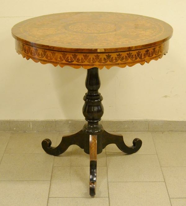 Tavolino, Rolo sec. XIX, piano intarsiato, fusto centrale tornito su tre piedi a ricciolo, cm 78x78
