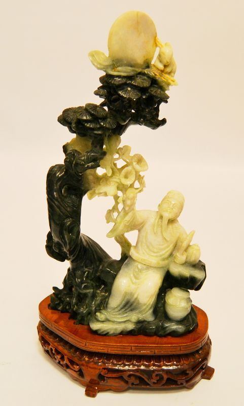 Scultura in giada, SANTONE SOTTO L'ALBERO, alt. cm 29, difetti
