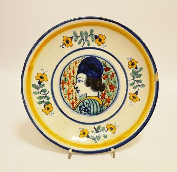 Piatto da parete in maiolica, sec. XIX, con al centro medaglione raffigurante BUSTO DI UOMO, diam. cm 27, difetti