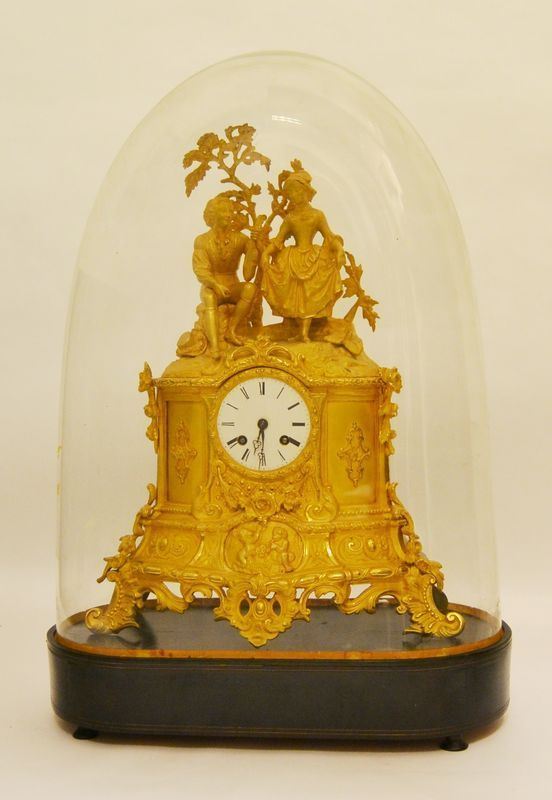 Orologio soprammobile in bronzo dorato con sovrastanti figure, sec. XIX, base in legno e campana in vetro, alt. cm 45