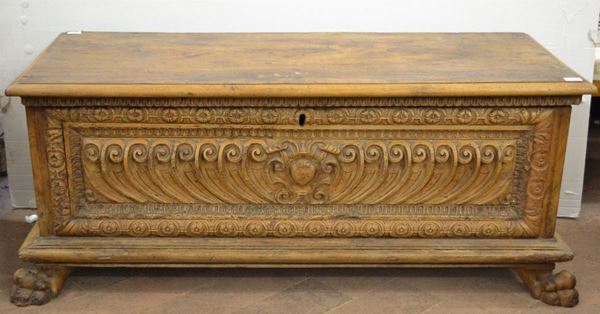 Cassapanca, Toscana, inizi sec. XVII, in noce a patina bionda, piano rettangolare con becco di civetta, fronte decorato da grande strigilatura fra rosette e unghiature, base modanata, piedi a zampa leonina, cm 131x52x55, alcuni restauri