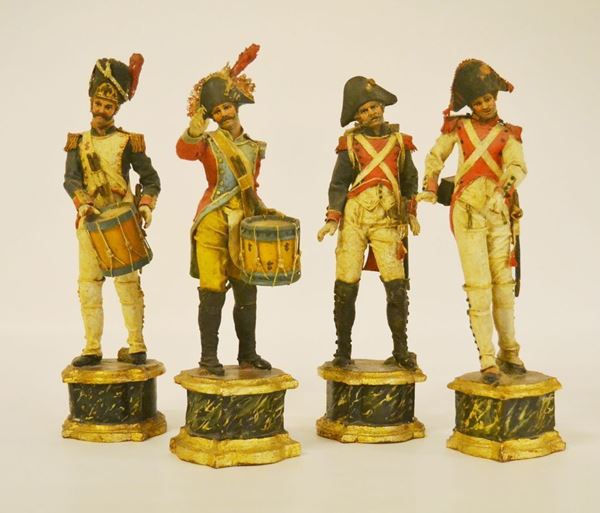 Quattro sculture in legno policromo   SOLDATI  sec. XIX, alt. cm 24   difetti e mancanze (4)